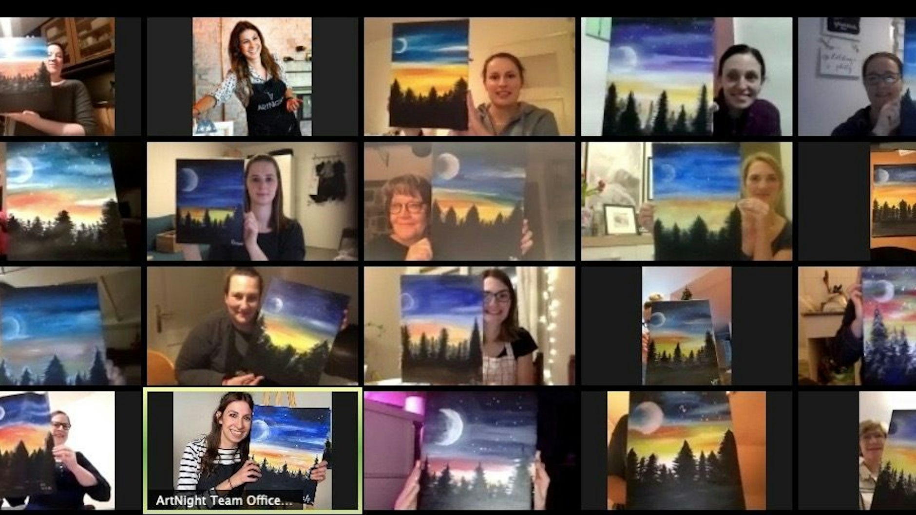 Ein besonderer Moment fürs Team: Alle zeigen voller Stolz ihre Kunstwerke.