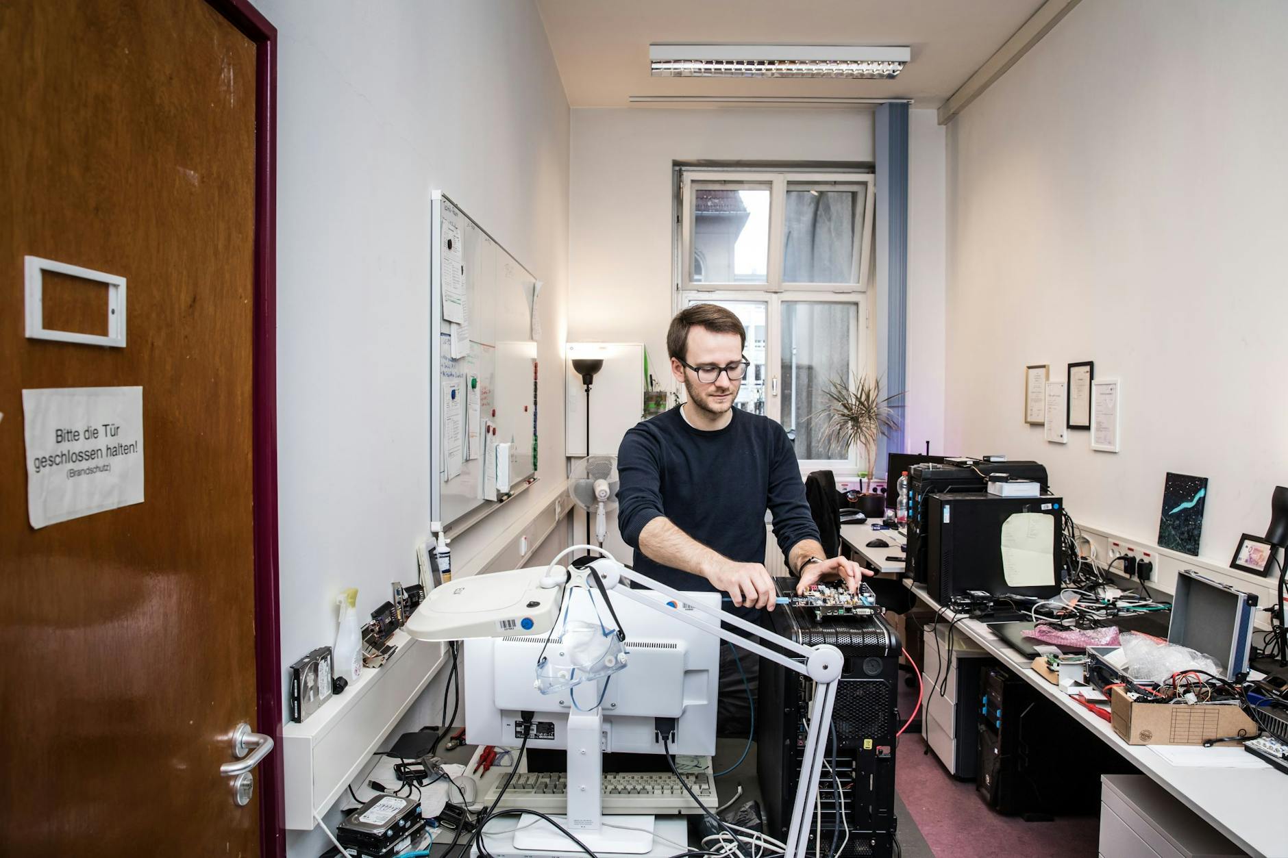 Sebastian Lasogga liest den Speicher eines Personal Computers aus.