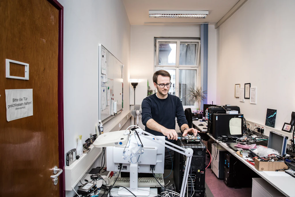 Sebastian Lasogga liest den Speicher eines Personal Computers aus.