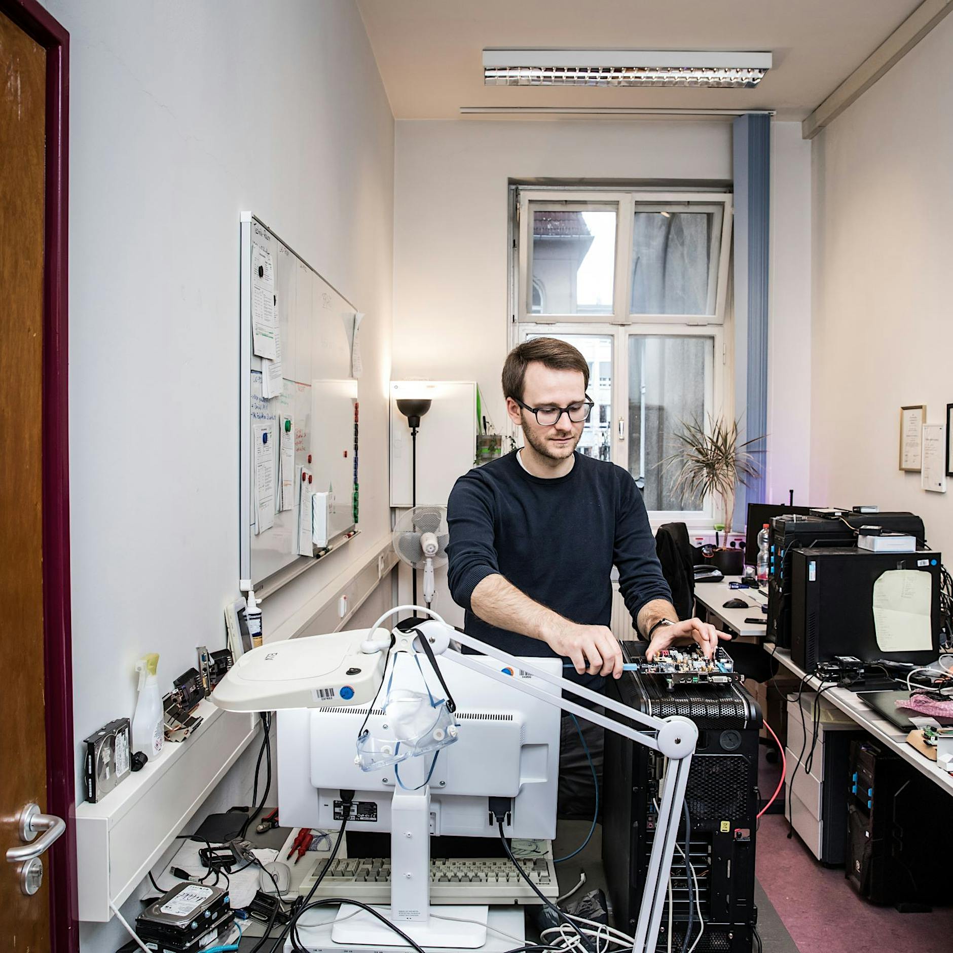 Wie Techniker aus Computern und Telefonen Informationen holen