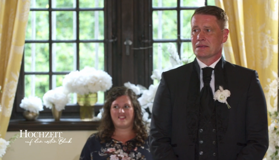 Image - Liveblog zu „Hochzeit auf den ersten Blick“: Manuela weint, Ralf geschockt: Drama vor dem Altar +++ Bräutigam Robert mit zweiter Chance +++ Bittere Tränen beim Brautkleid-Kauf von Jule