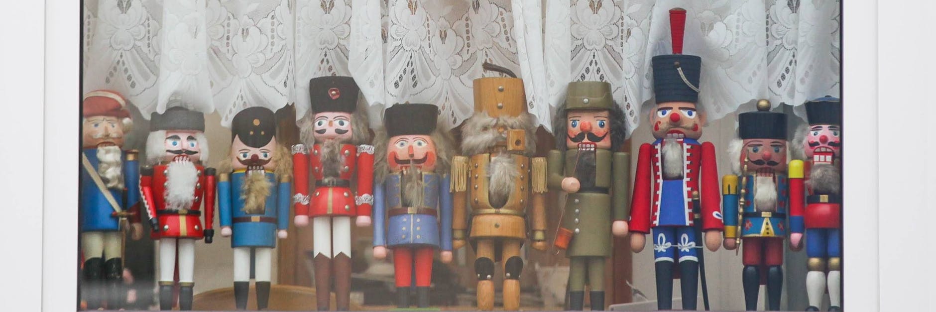 Alte Nussknacker im Fenster - für viele funktioniert das Weihnachtsfest nicht ohne Holz-Deko, im besten Fall alt und aus der DDR.