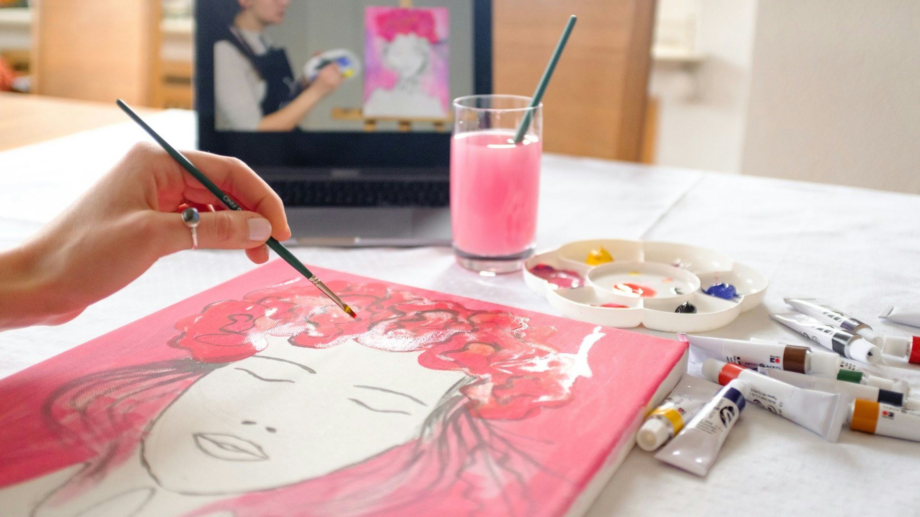 Mit professioneller Anleitung kann man selbst ein Bild malen.