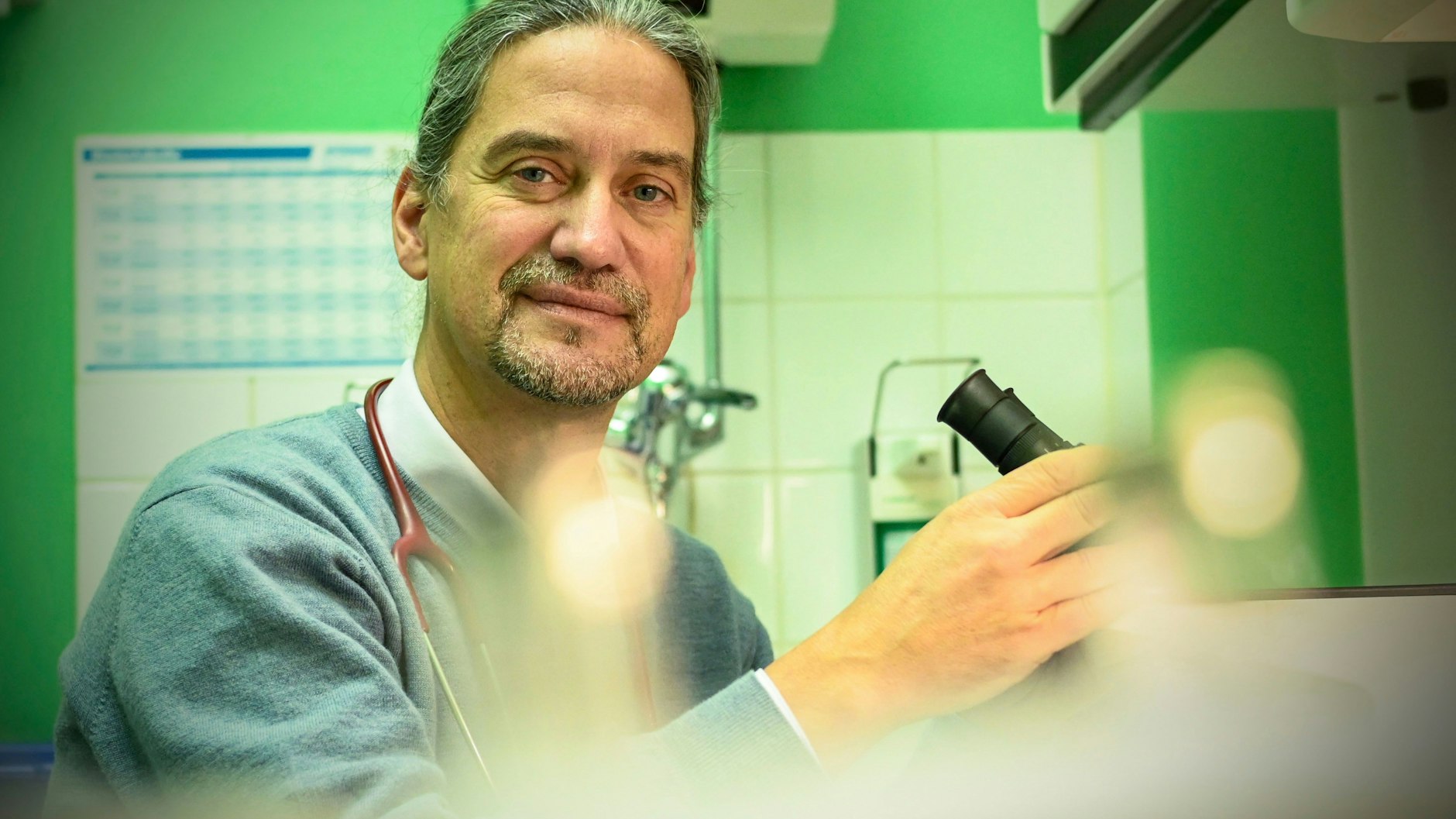 Kinderarzt Jakob Maske aus Schöneberg muss nun wegen einer neuen Regelung die Eltern seiner kleinen Patienten testen.