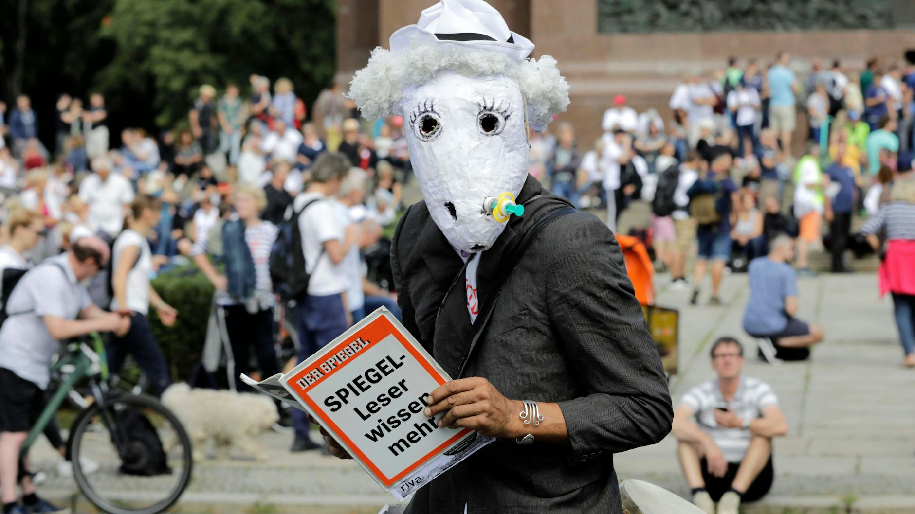 Ein Demonstrant der Initiative Querdenken 711 in Berlin (Archivbild).
