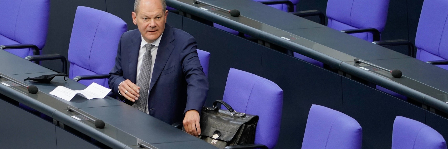 Der künftige Kanzler Olaf Scholz auf der Regierungsbank des Bundestags, allerdings noch auf dem Platz des Finanzministers. Wer genau alles neben und hinter ihm sitzen wird, ist teilweise offen.
