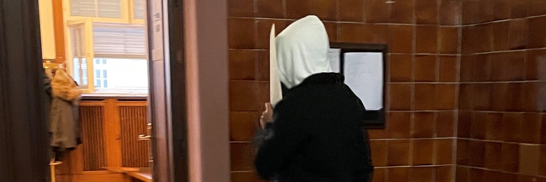 Soll zwei 17-Jährige in die Prostitution gedrängt haben: Thuveyan T. (32) auf dem Weg zum Gerichtssaal.