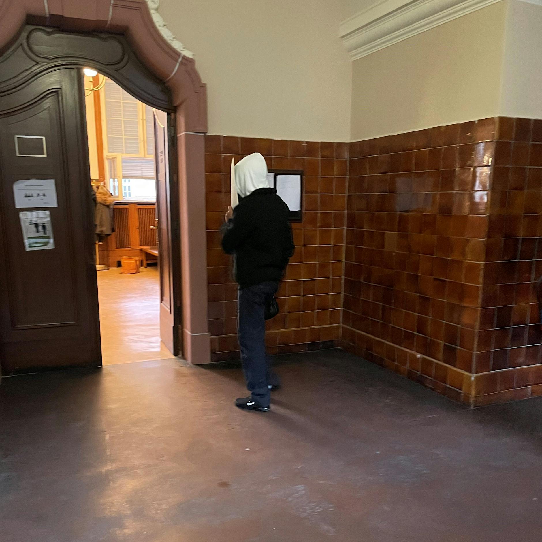 Erpressung mit Sex-Fotos! Schickte dieser Kapuzen-Mann zwei Berliner Schülerinnen (17) auf den Strich?