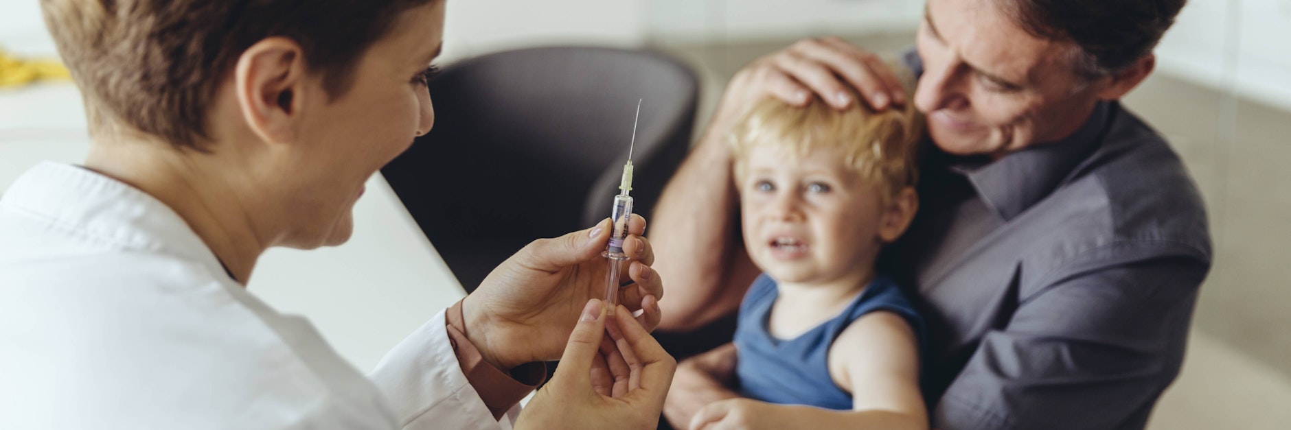 Neue Regelung verunsichert Ärzte: Müssen sie Eltern testen, die ihre Kinder in die Praxis begleiten?