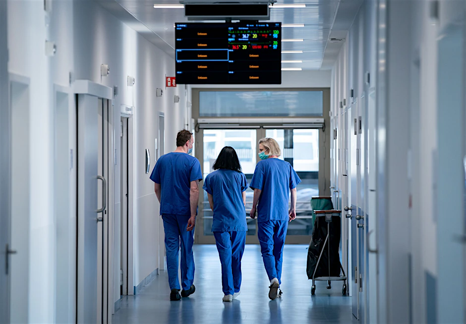 Ärzte gehen über einen Flur der Intensivstation des Vivantes Humboldt-Klinikum im Stadtteil Reinickendorf. In den Vivantes-Kliniken gilt ab Freitag Besuchsverbot.