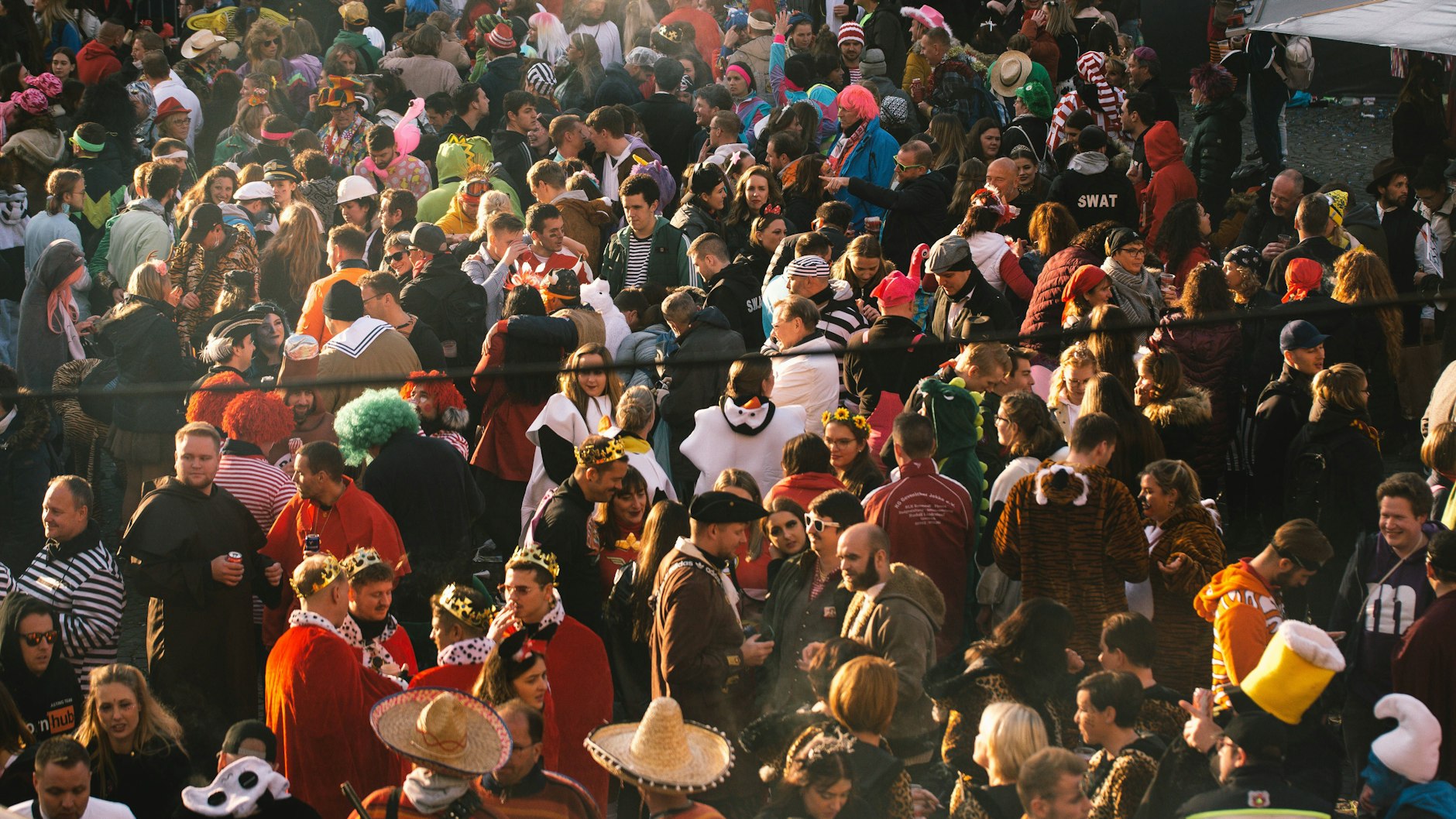 Faschingsgewusel und Menschenmassen. Ohne hohe Impfquote kaum mehr möglich.