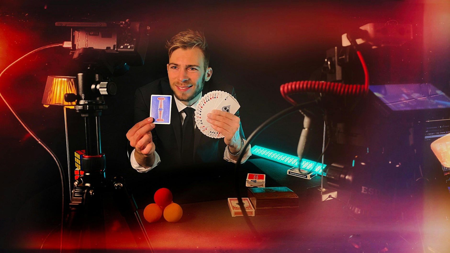 Jannik Görtz zaubert nicht nur für sein Publikum, sondern auch mit ihm.