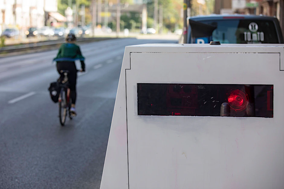 Geschwindigkeitskontrolle in der Tempo-30-Zone Torstraße mit einer mobilen Blitzeranlage.