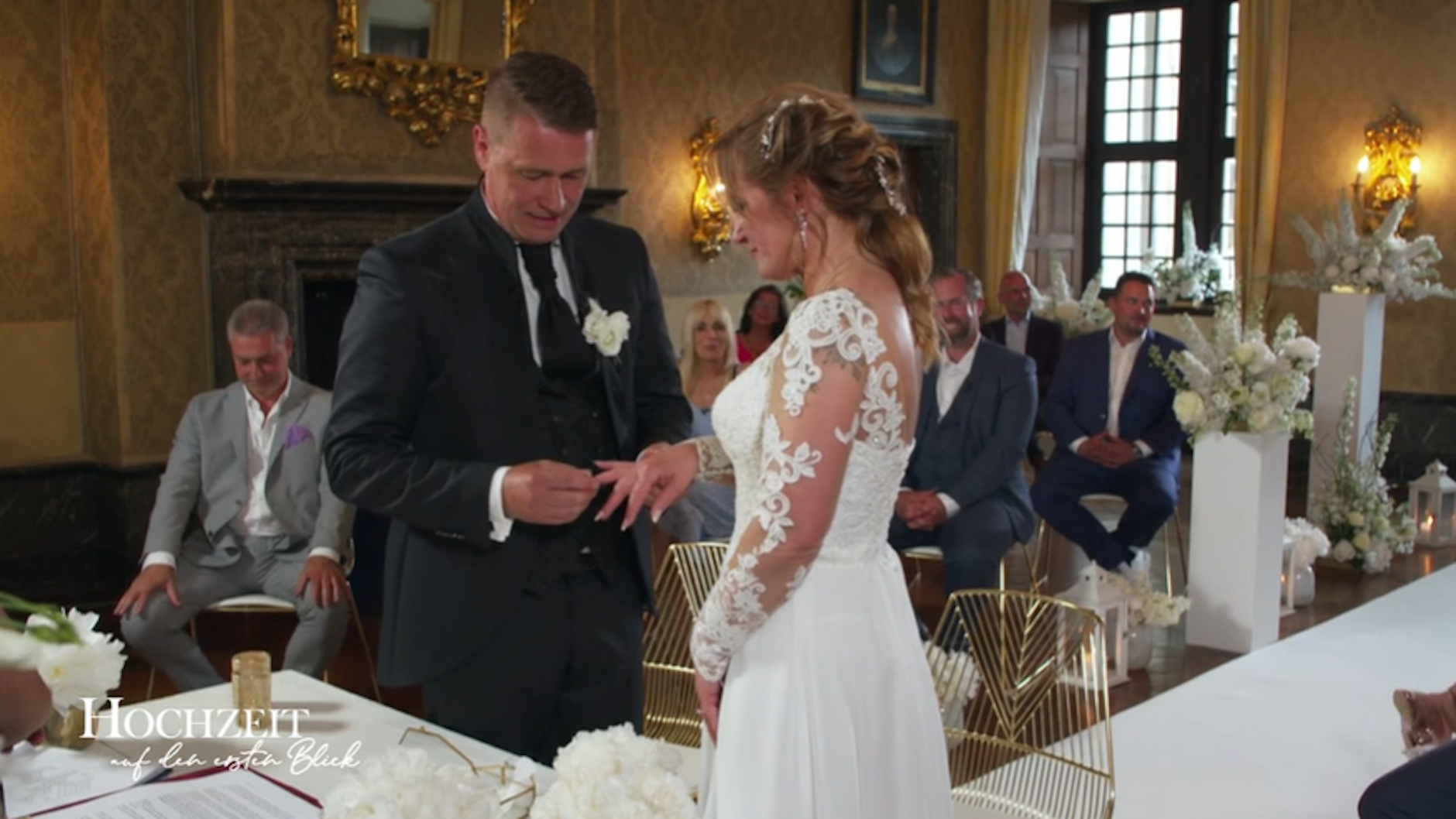 Bei der „Hochzeit auf den ersten Blick“  steckt Ralf Manuela den Ring an den Finger.