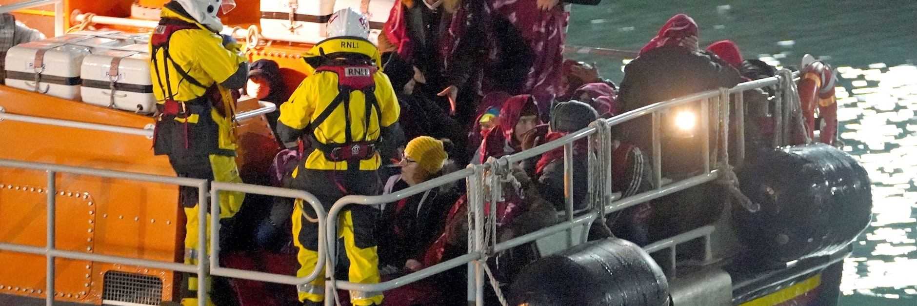 Ein Rettungsschiff aus Dover nahm eine Gruppe Flüchtlinge an Bord.