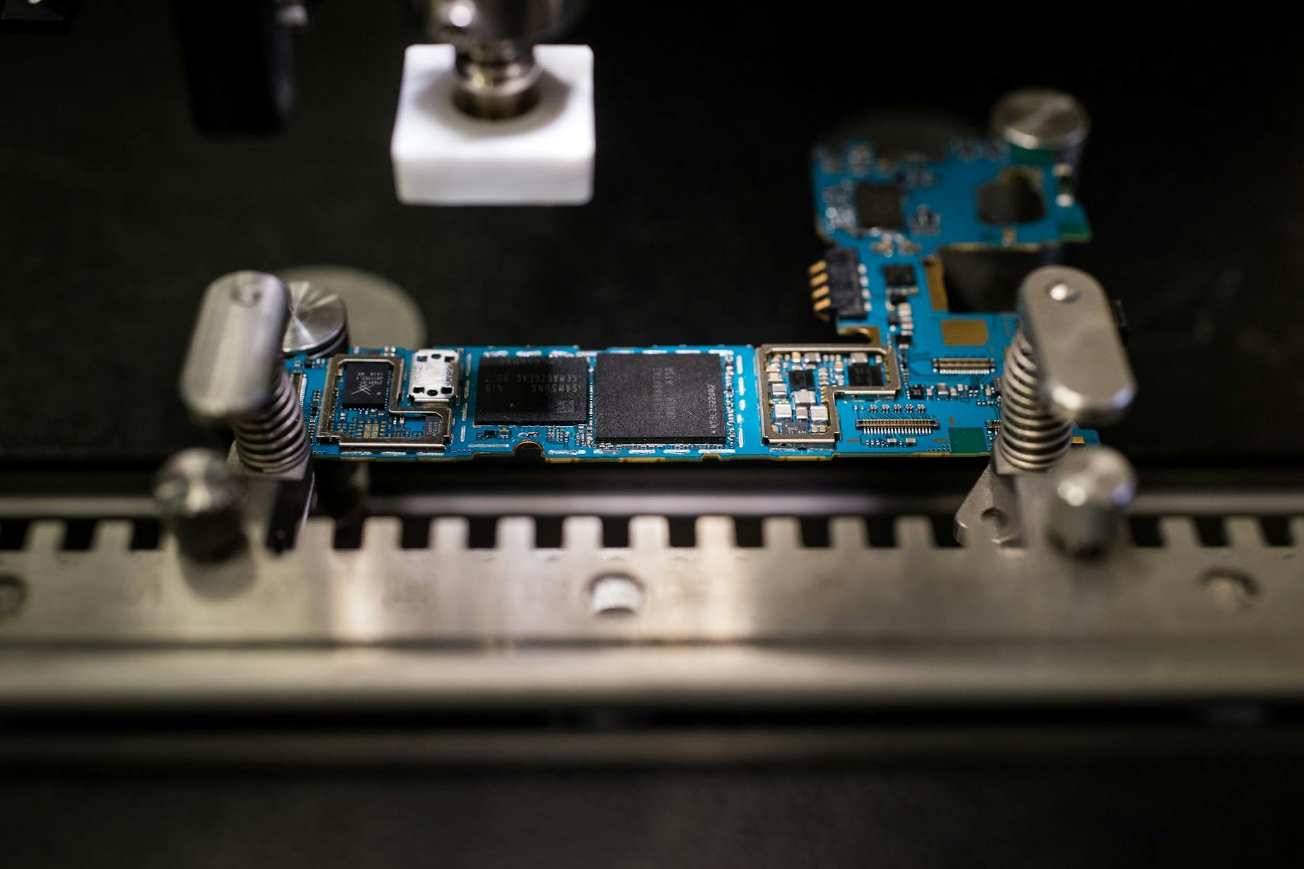 In der Lötstation werden die Chips ausgebaut.