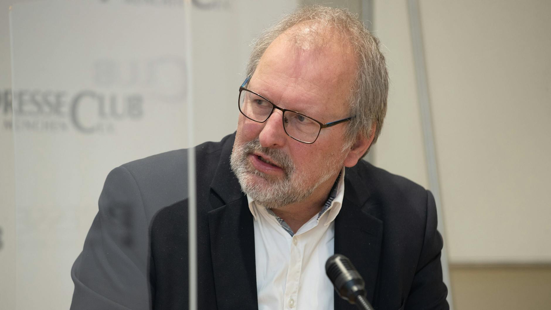 Heinz-Peter Meidinger ist Präsident des Deutschen Lehrerverbands (Archivbild).