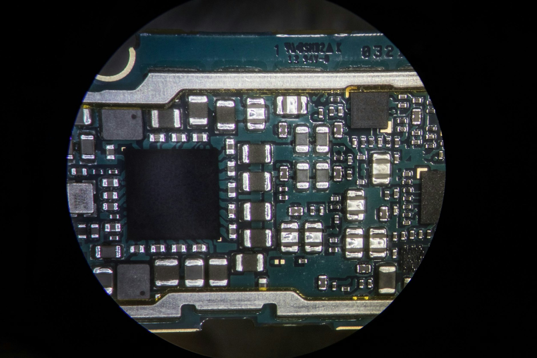 Unter dem 3-D-Mikroskop lassen sich die empfindlichen Bauteile leichter auslöten.