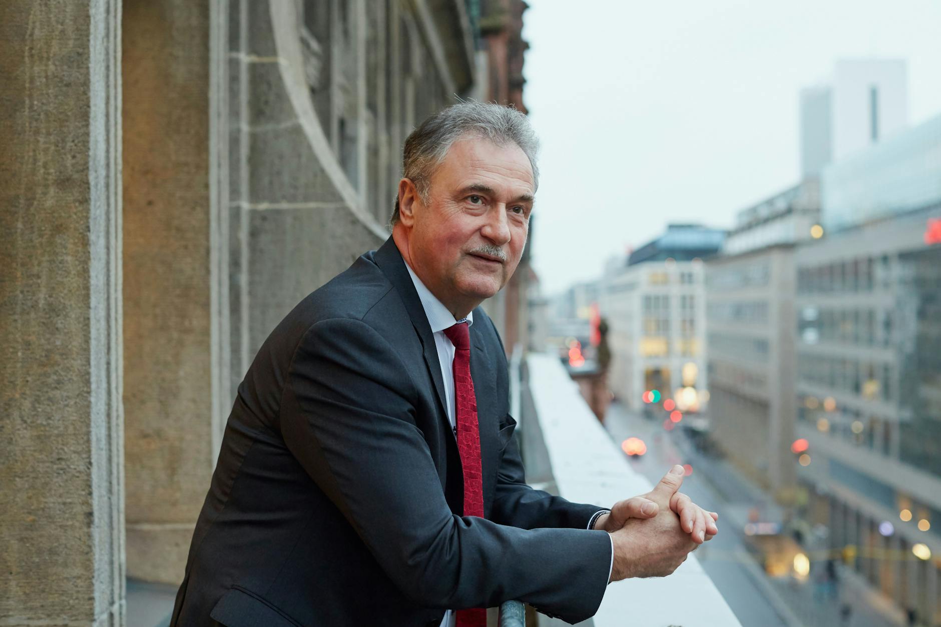 Der Blick vom Balkon seines Büros in Berlin-Mitte: Manchmal sieht man Claus Weselsky entspannt mit Aktentasche durch die Friedrichstraße schlendern.