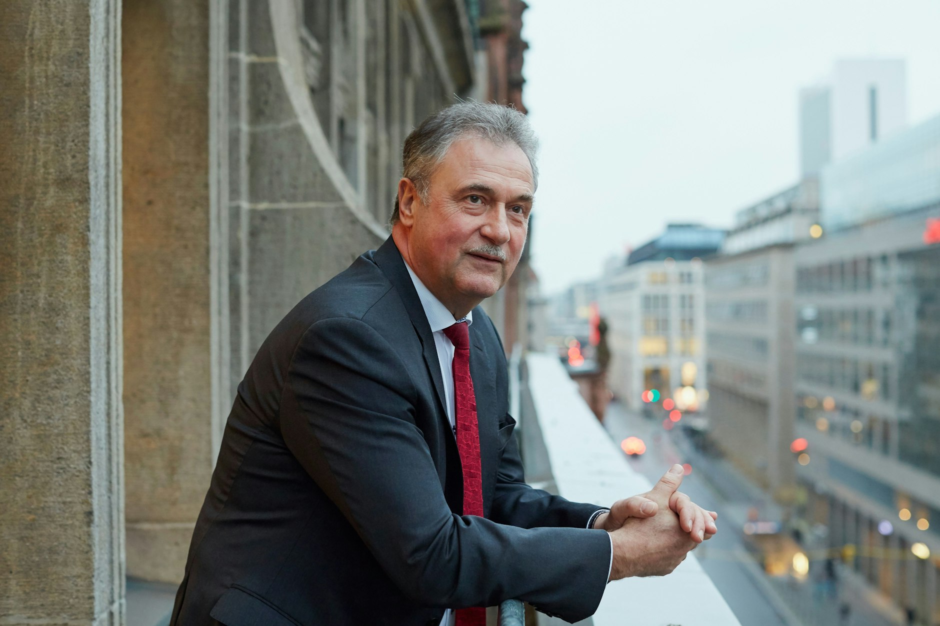 Der Blick vom Balkon seines Büros in Berlin-Mitte: Manchmal sieht man Claus Weselsky entspannt mit Aktentasche durch die Friedrichstraße schlendern.