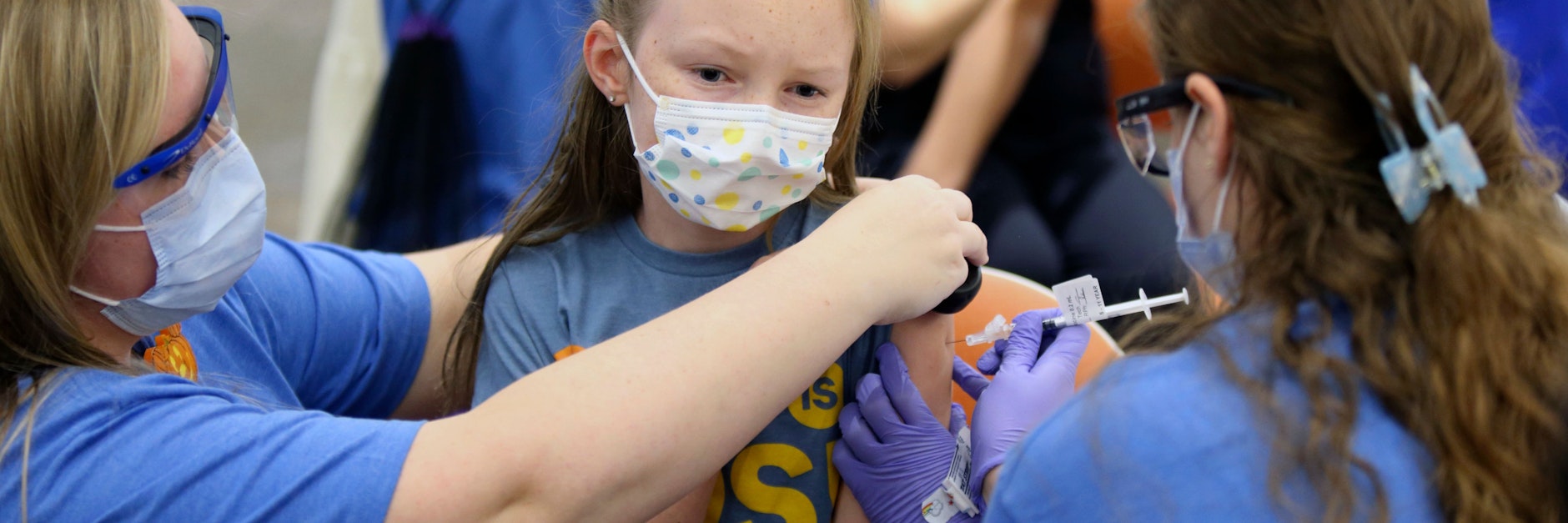 Die zehnjährige Marin erhält in einem US-Krankenhaus eine Corona-Impfung von Biontech/Pfizer.
