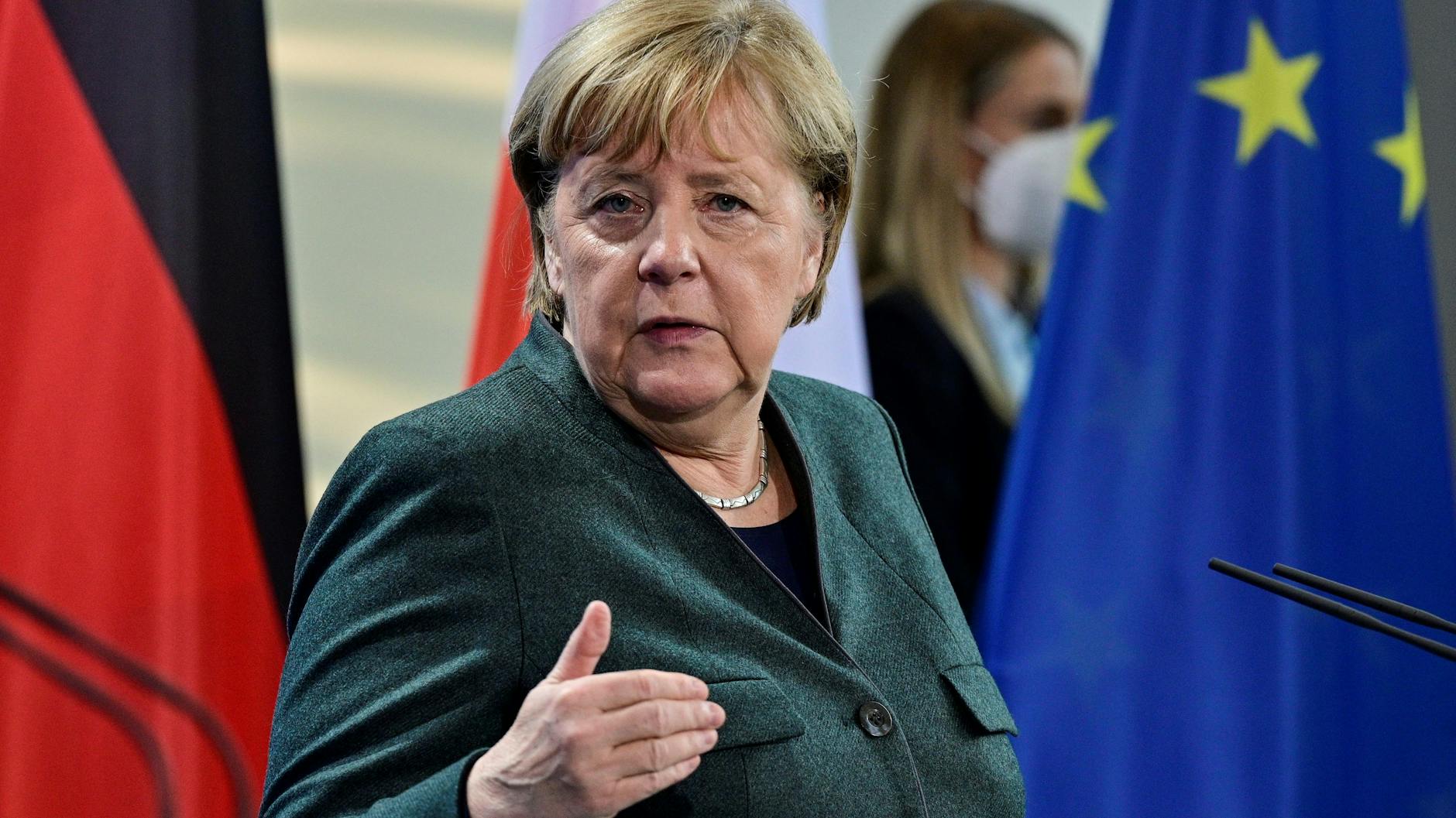 Die geschäftsführende Kanzlerin Angela Merkel (CDU) dringt auf zusätzliche Corona-Maßnahmen. 