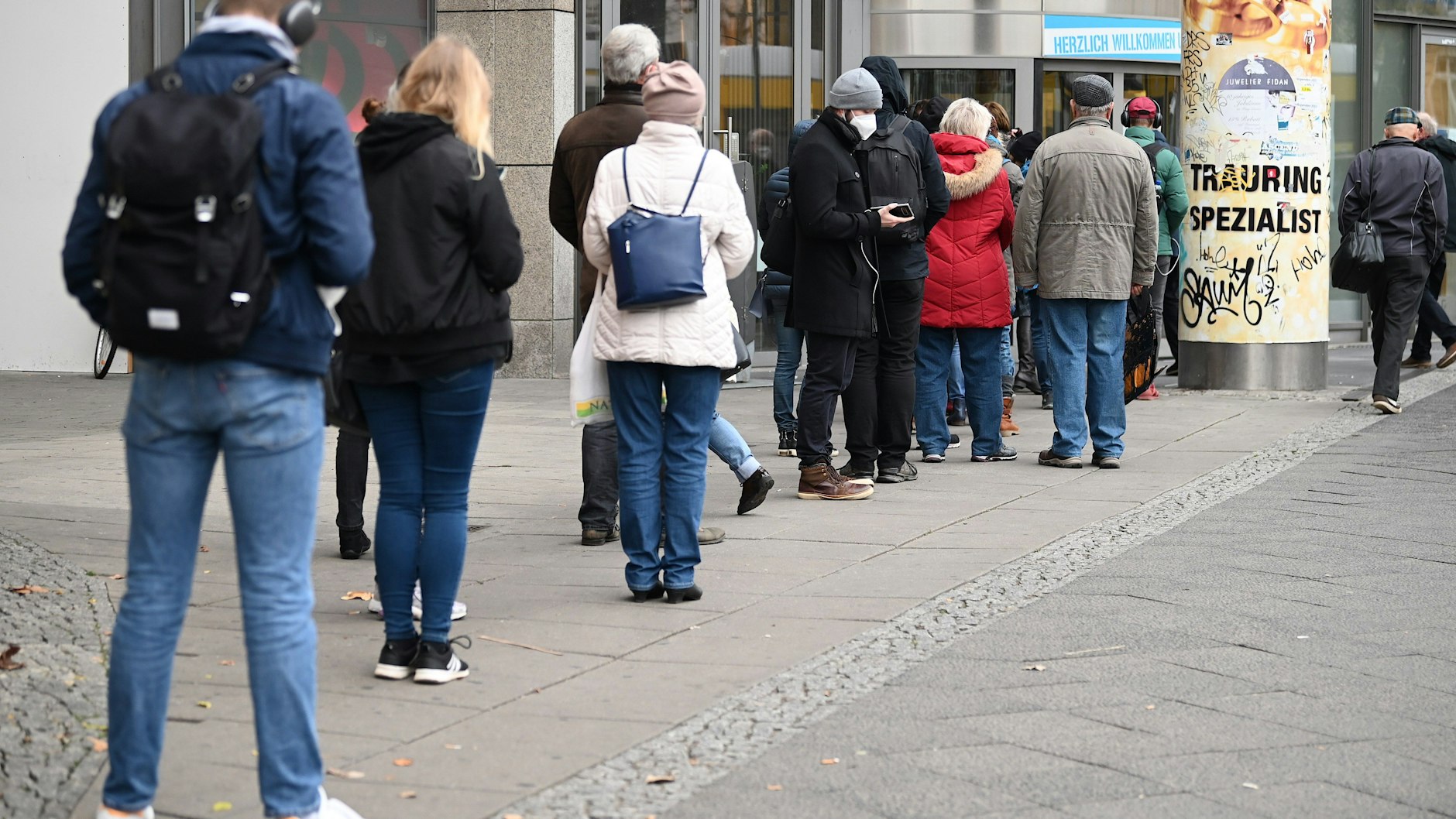 Menschen stehen am Ring-Center an, um sich gegen Corona impfen zu lassen. Hier werden die Kapazitäten noch einmal deutlich erhöht.