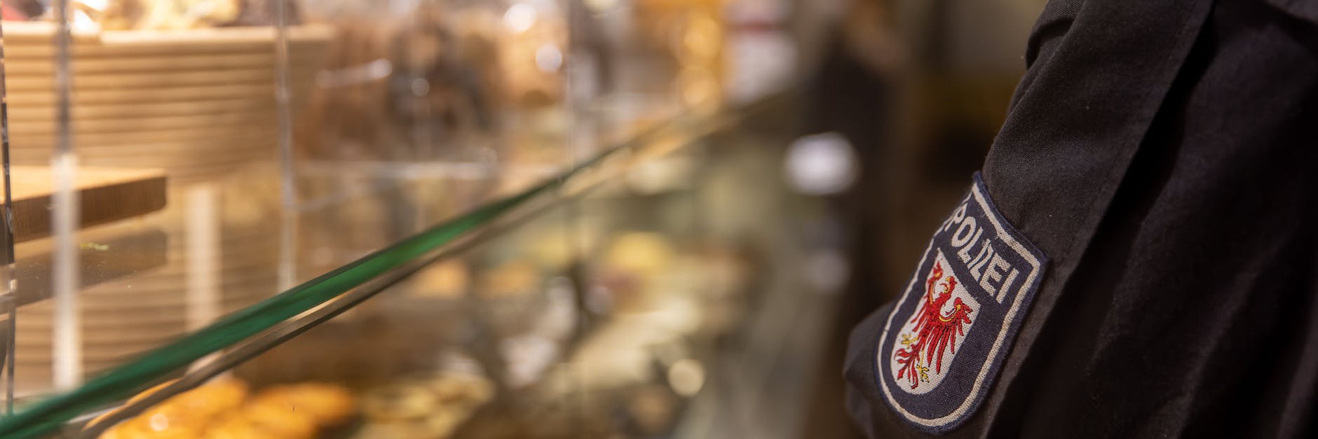 Ein Polizeibeamter kontrolliert in Cottbus die Corona-Regeln in einer Gaststätte.