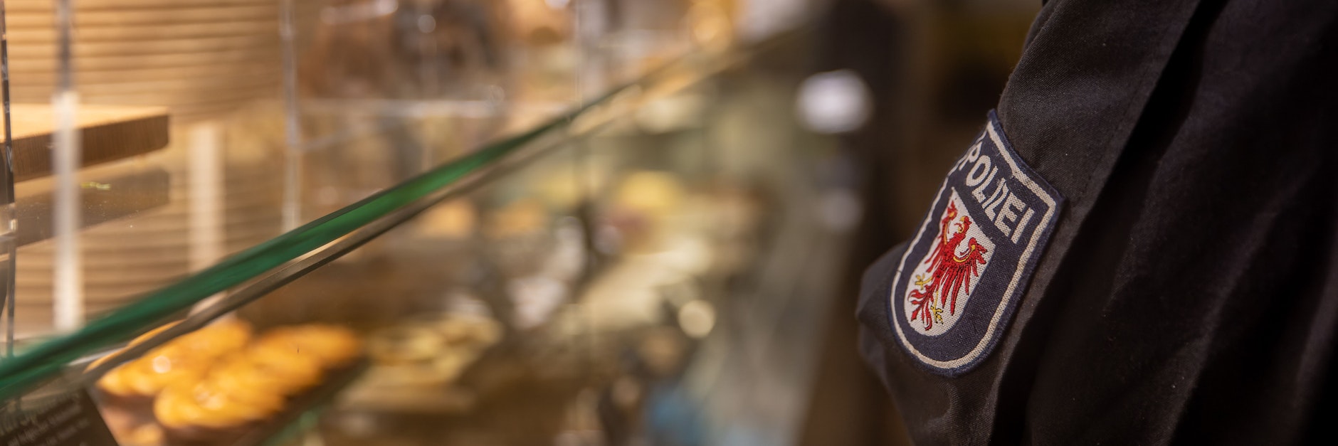 Corona-Polizeikontrolle an einer Gaststätte in Cottbus.