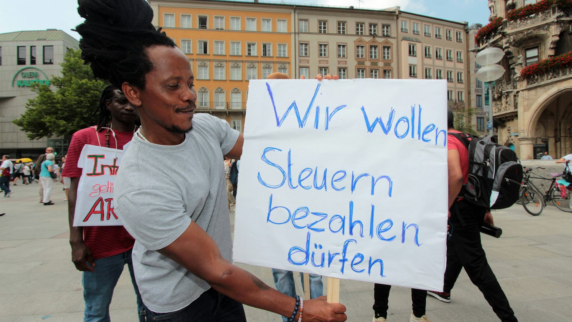 Ein Demonstrationsteilnehmer fordert mehr Rechte für Einwanderer.