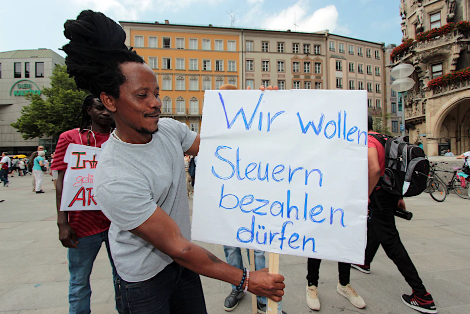 Ein Demonstrationsteilnehmer fordert mehr Rechte für Einwanderer.