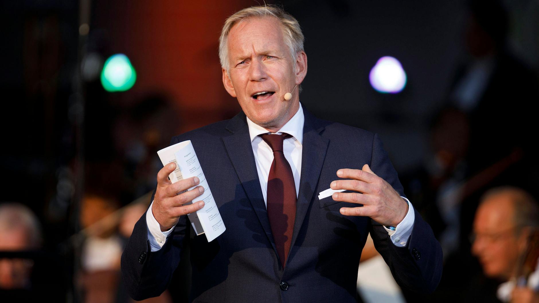 Auch Johannes B. Kerner wirkt in der neuen Quizshow „Duell der Quizgiganten“ an der Seite von Günther Jauch und Guido Cantz mit.