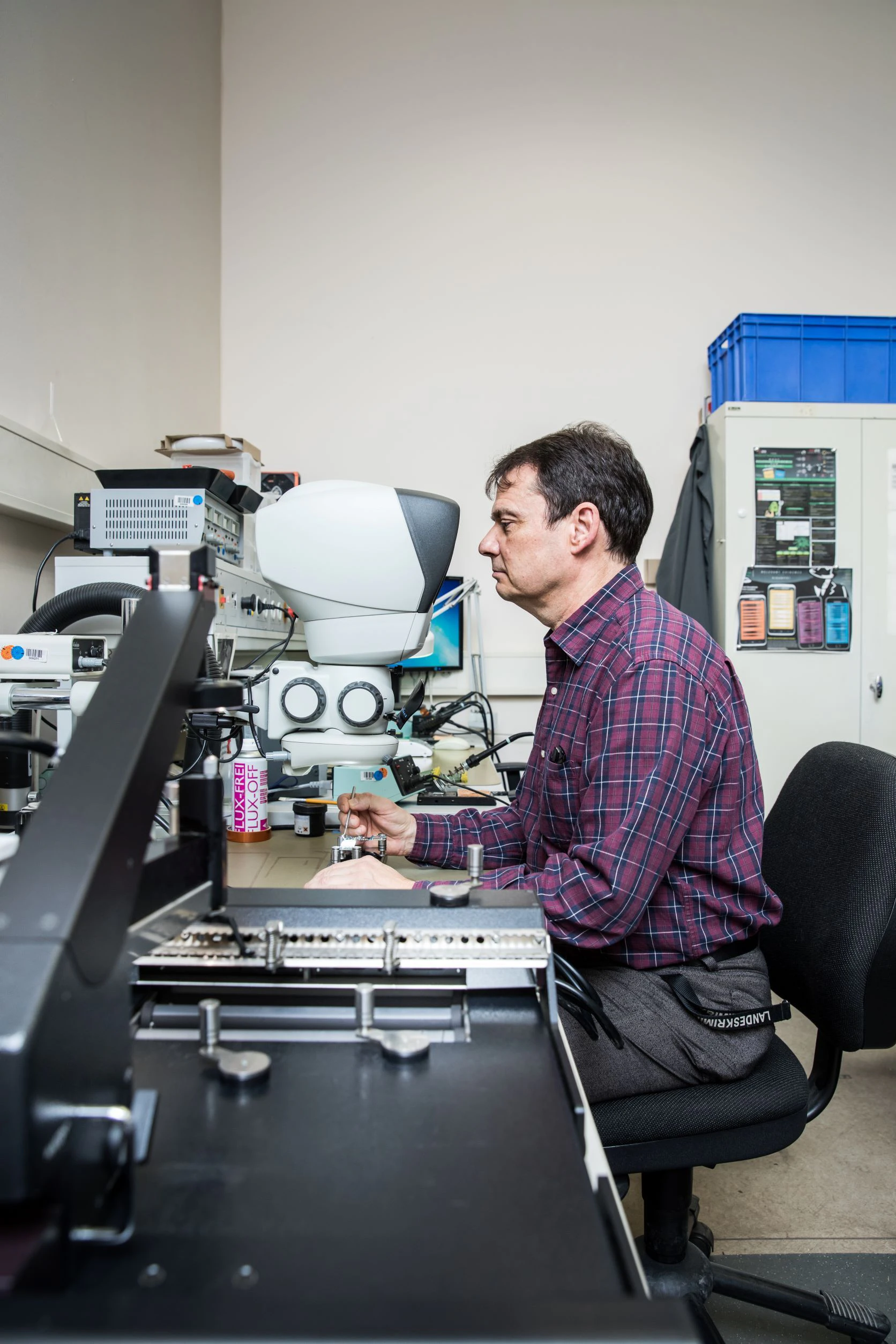 Olaf Ritzau benutzt für die Arbeiten ein 3-D-Mikroskop.