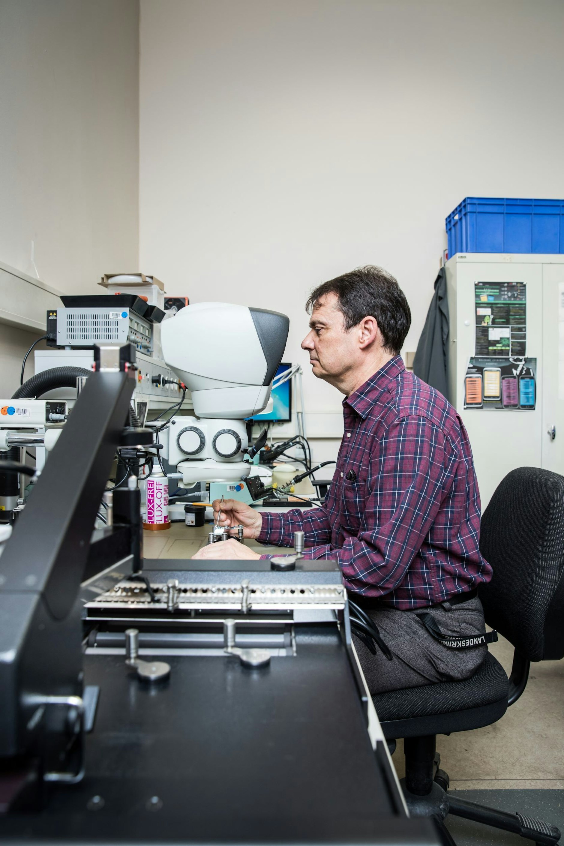 Olaf Ritzau benutzt für die Arbeiten ein 3-D-Mikroskop.