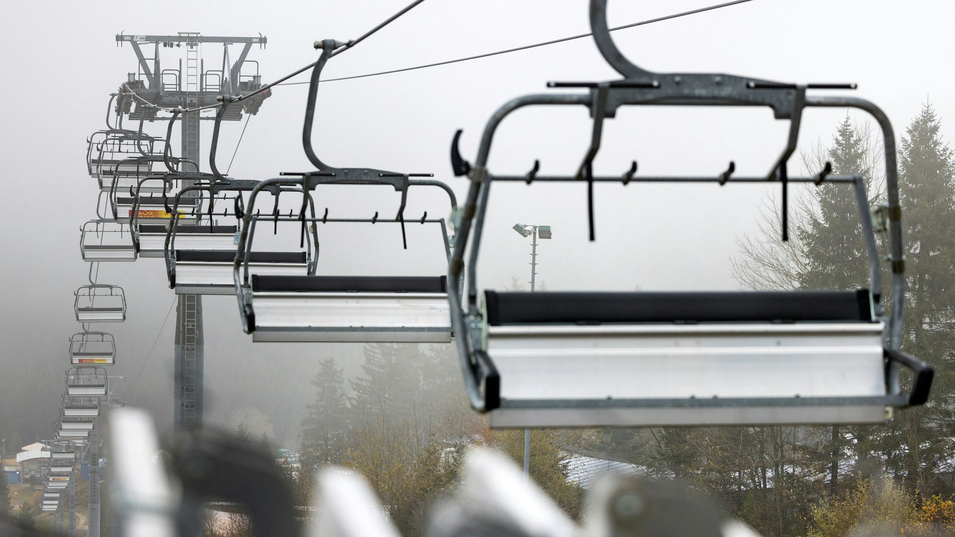 Oberhof: Die Gondeln des Fallbachlifts stehen für die Wintersaison bereit. Unter Einhaltung der 3G-Regel können Wintersportler die Liftanlagen nutzen. 