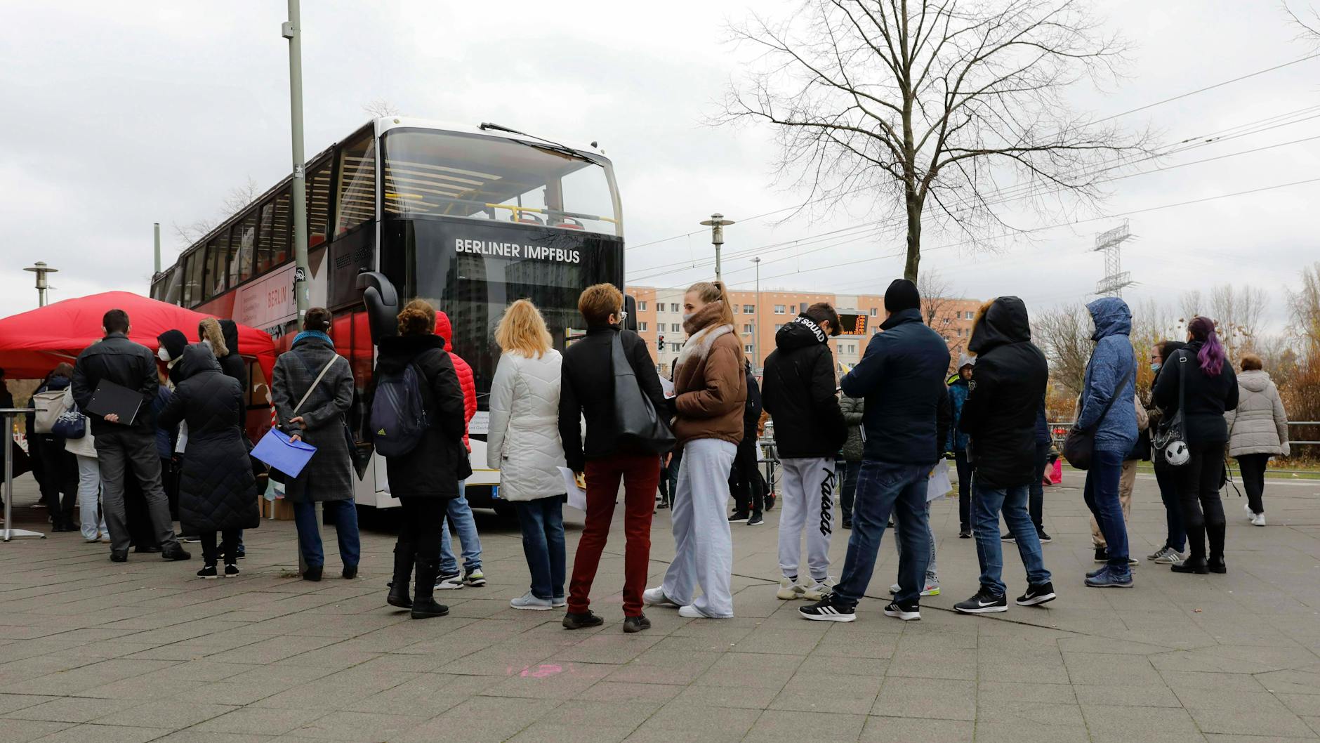 Auch am Impfbus am Linden-Center in Hohenschönhausen waren Schlangen. Hier sollen die Kapazitäten noch einmal hochgefahren werden.