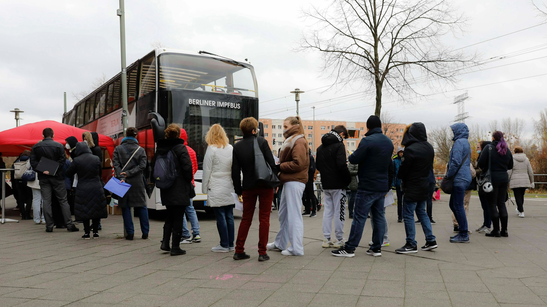 Auch am Impfbus am Linden-Center in Hohenschönhausen waren Schlangen. Hier sollen die Kapazitäten noch einmal hochgefahren werden.