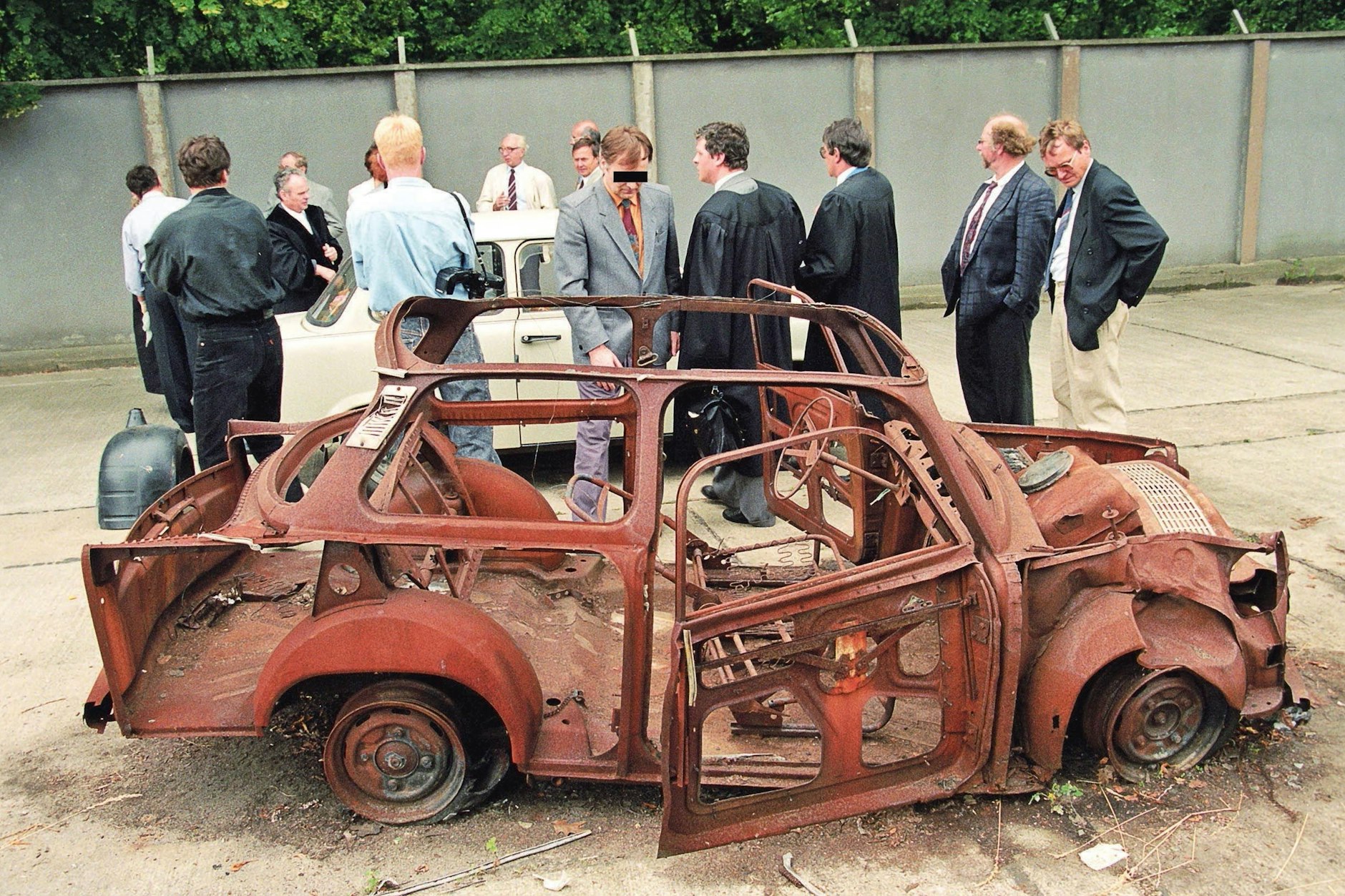 Lokaltermin: Im Juni wird der Fliesenleger (M.) an das ausgebrannte Wrack seines Trabant geführt.