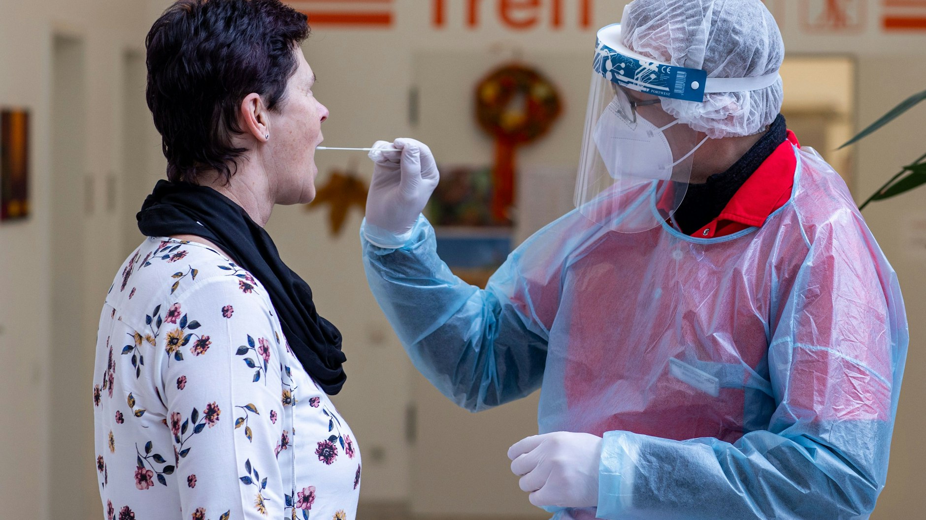 Besucher in Pflegeheimen müssen sich testen lassen. Doch gilt dies auch nun auch für Besucher von Arztpraxen?