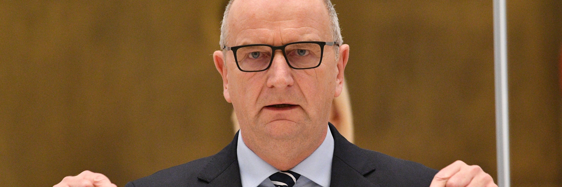 Der brandenburgische Ministerpräsident Dietmar Woidke spricht in der Debatte in der Sondersitzung des&nbsp; Landtages am Donnerstag.&nbsp;
