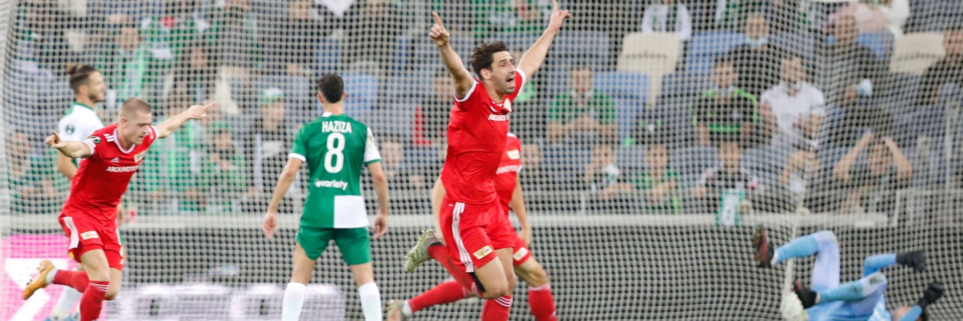 Unions Torschütze Julian Ryerson und Rani Khedira (v.l.) jubeln über den Treffer zum 1:0 bei Maccabi Haifa.