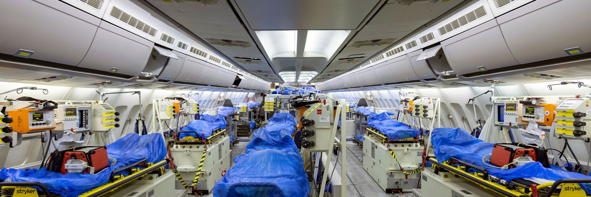 Ein von der Luftwaffe zur Verfügung gestelltes Foto zeigt das Innere des Airbus A-310 MedEvac.&nbsp; Die "fliegende Intensivstation" hat sechs Behandlungsplätze.&nbsp;