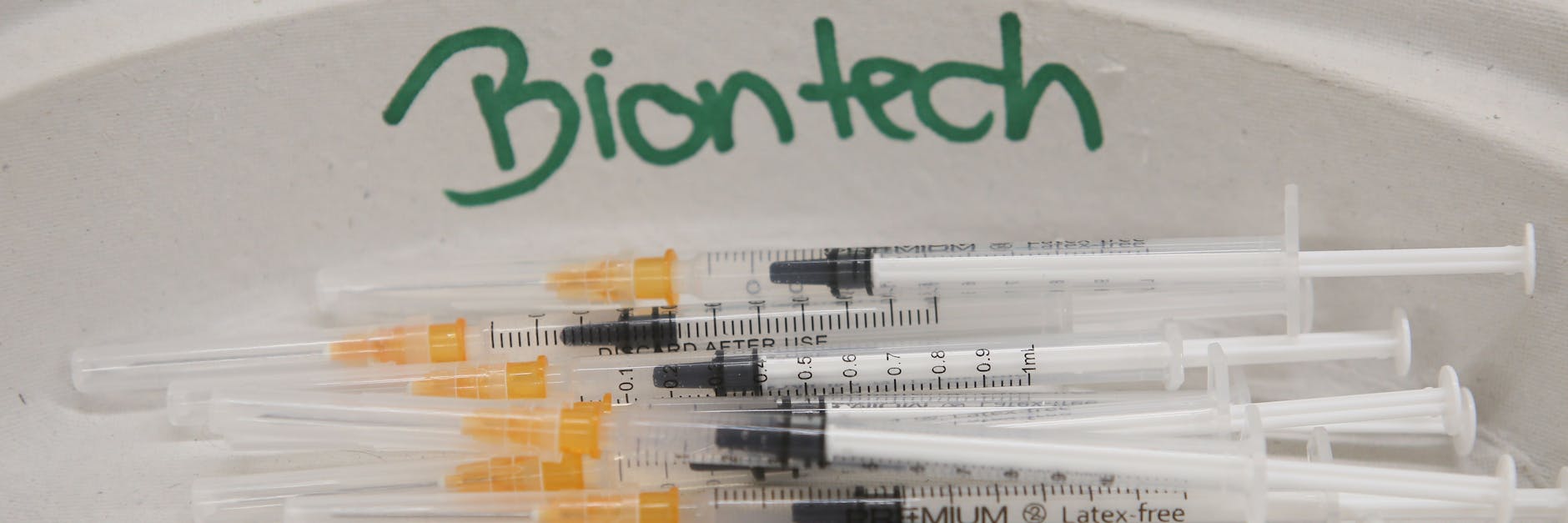 Aufgezogene Spritzen mit Biontech-Impfstoff (Symbolbild).