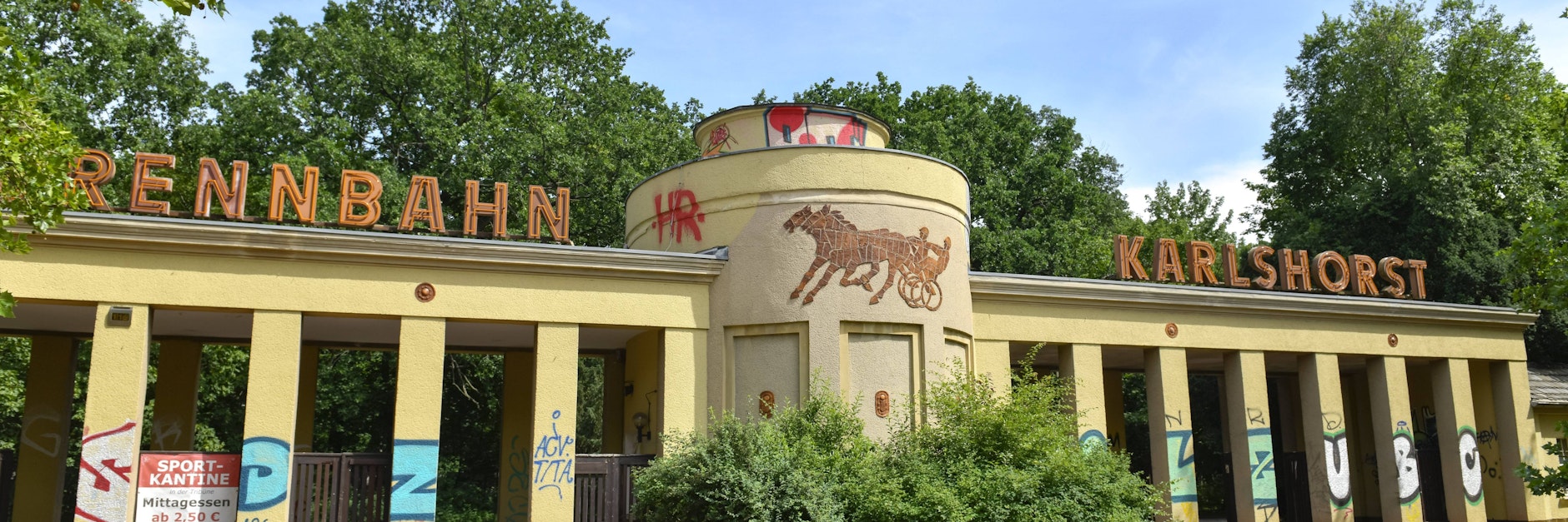 An der Trabrennbahn in Karlshorst können bald täglich 1000 Menschen geimpft werden.