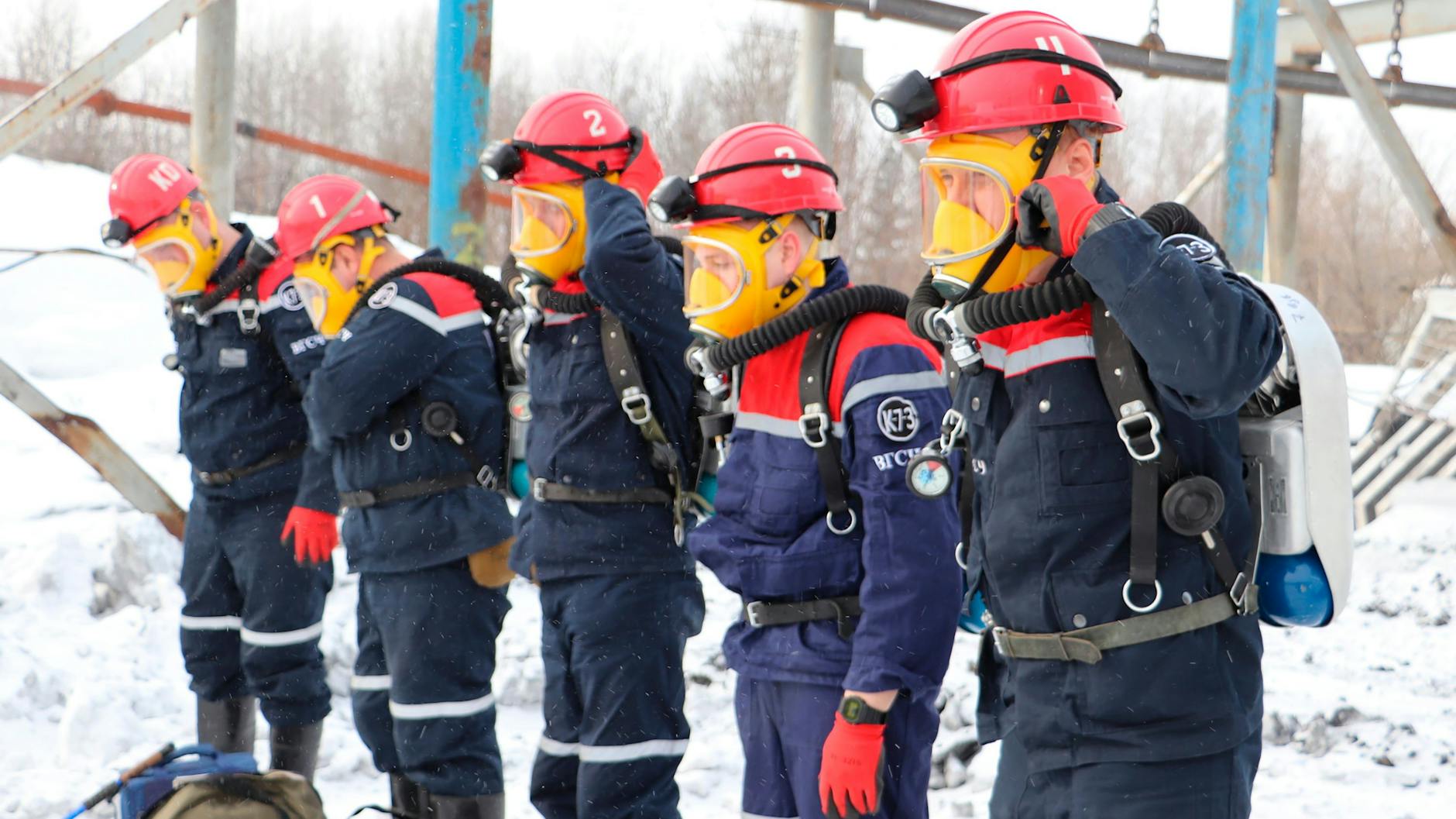 Auf diesem vom russischen Ministerium für Katastrophenschutz zur Verfügung gestellten Foto bereiten sich Rettungskräfte auf die Arbeit an einem Brand in einem Kohlebergwerk in der Nähe der sibirischen Stadt Kemerowo vor.