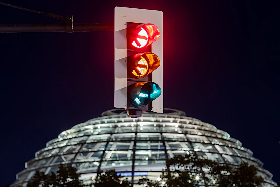 Die Ampel blinkt vor dem Reichstag: SPD, Grüne und FDP wollen das Land modernisieren. Die meisten Ökonomen blicken verhalten optimistisch auf den Koalitionsvertrag.&nbsp;