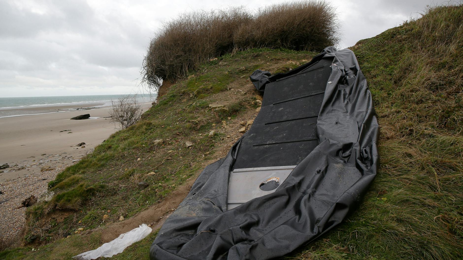 Ein beschädigtes Schlauchboot liegt am Strand in Wimereux. Mindestens 27 Migranten starben auf dem Weg nach Großbritannien, als ihr Boot im Ärmelkanal sank. 