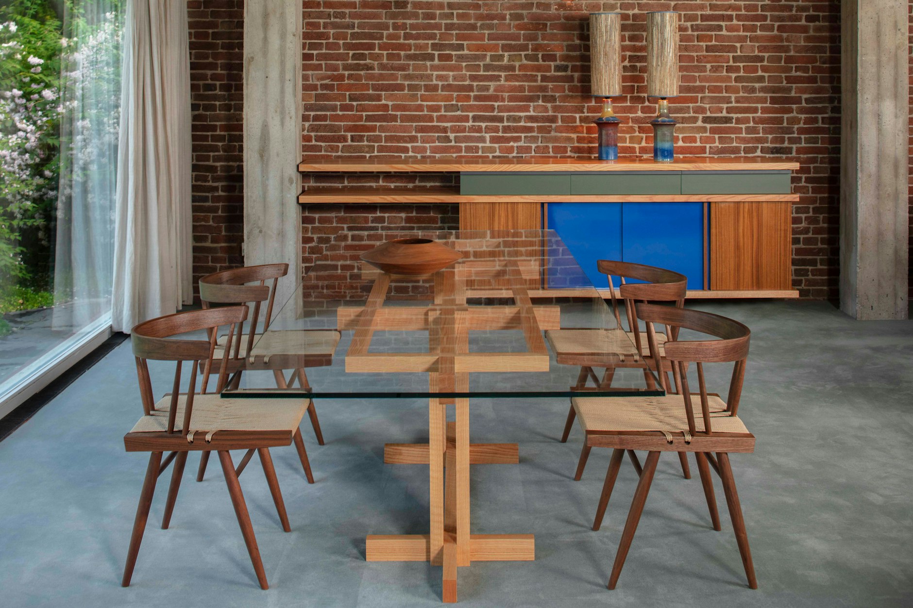 Neun Ray-Kappe-Möbel hat Lars Triesch im Programm, hier das Sideboard und der Esstisch.