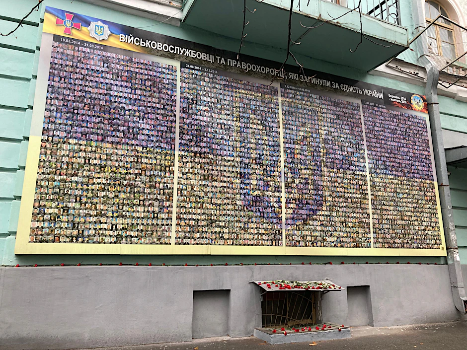 Das Ukrainische Museum für Militärische Geschichte in Kiew erinnert an die 4.500 Soldaten, die im Krieg gegen Russland „um die Einheit der Ukraine“ getötet wurden. Jeden Tag bringen die Nachbarn frische rote Nelken.