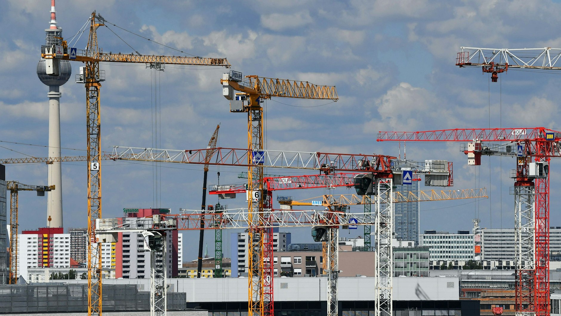 Die Baukräne kommen. In Berlin sollen in den nächsten fünf Jahren insgesamt 100.000 Wohnungen errichtet werden.&nbsp;